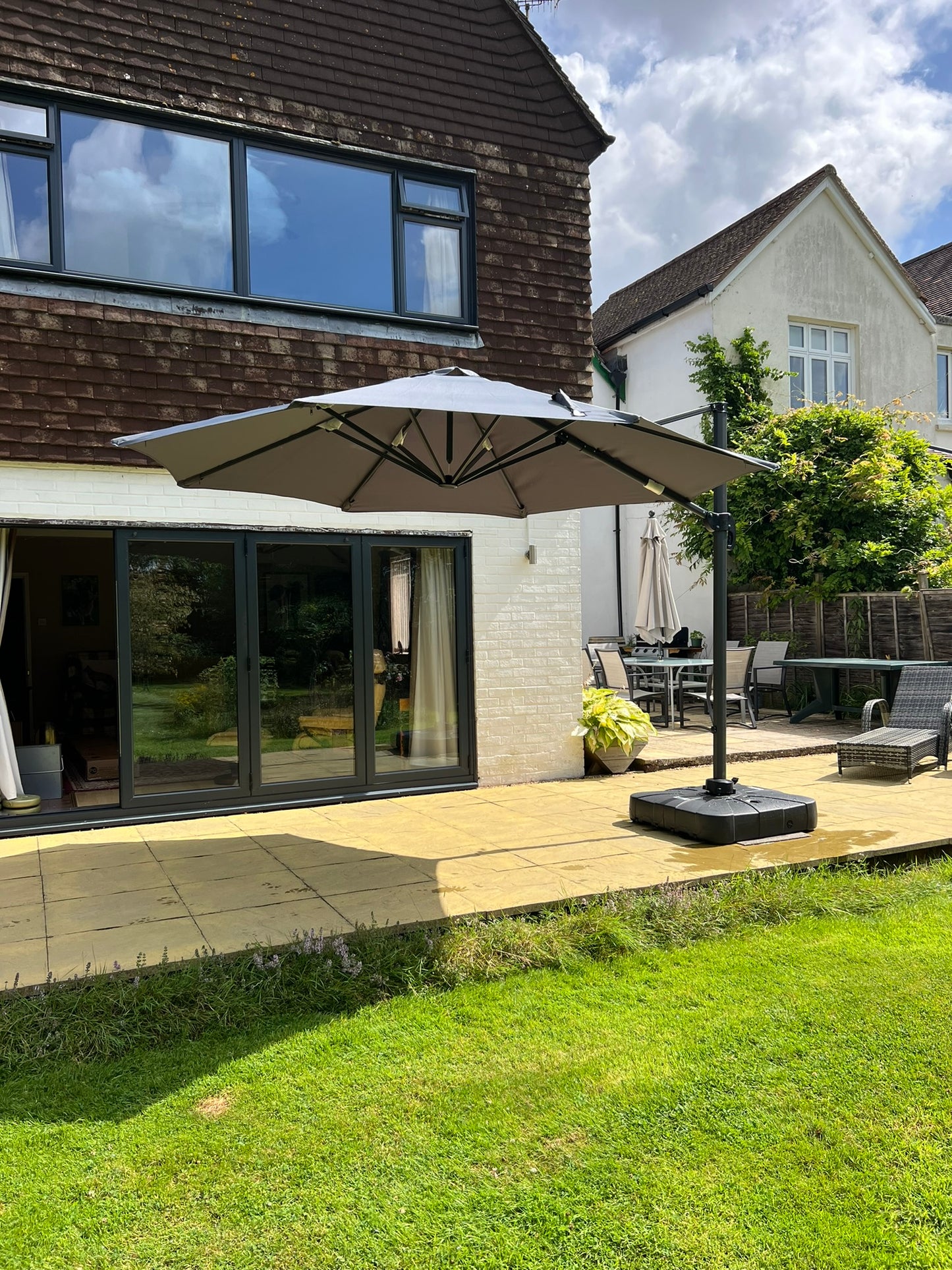 Cantilever parasol