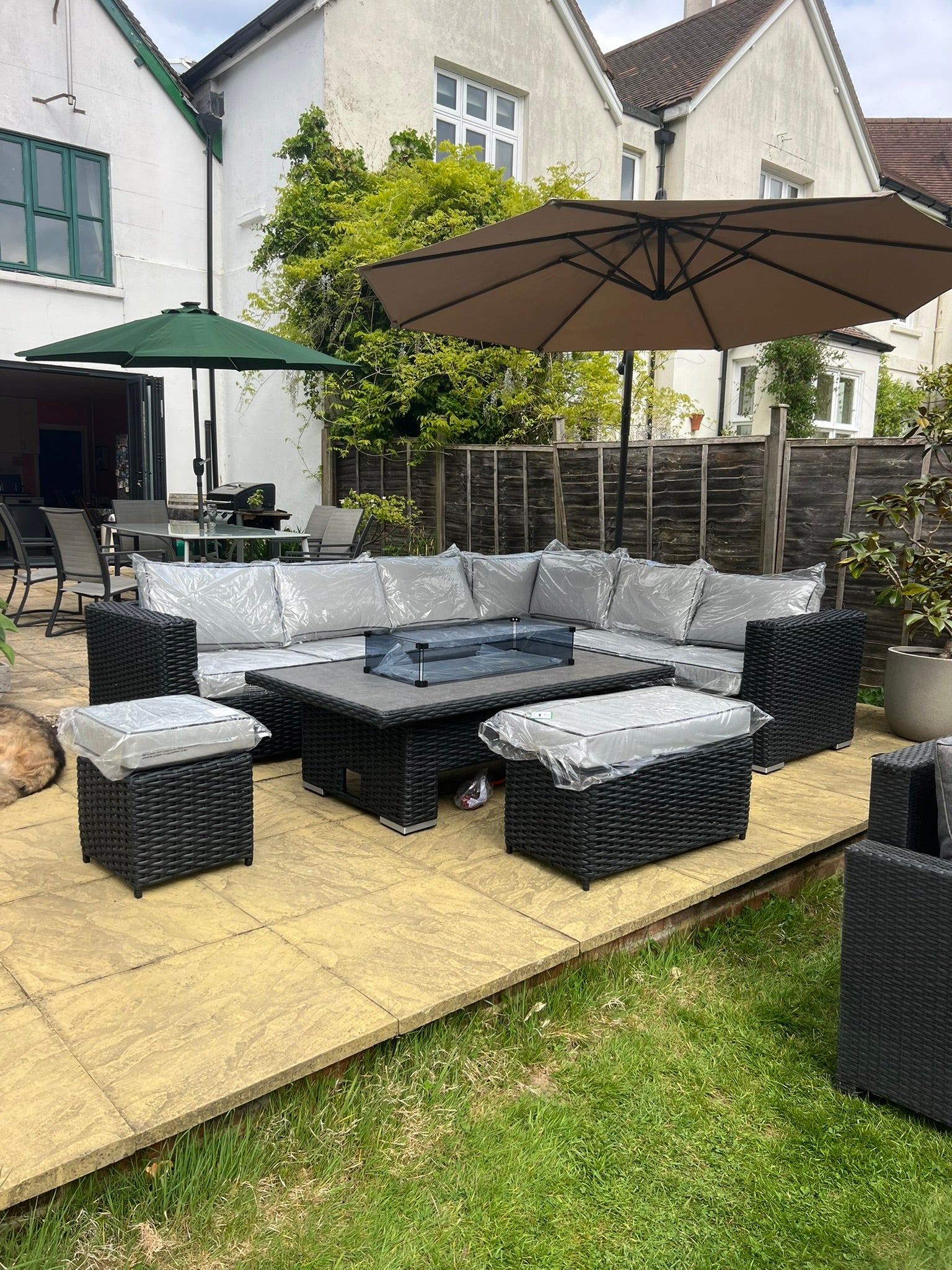 Black-Rattan-Corner-rising-fireit